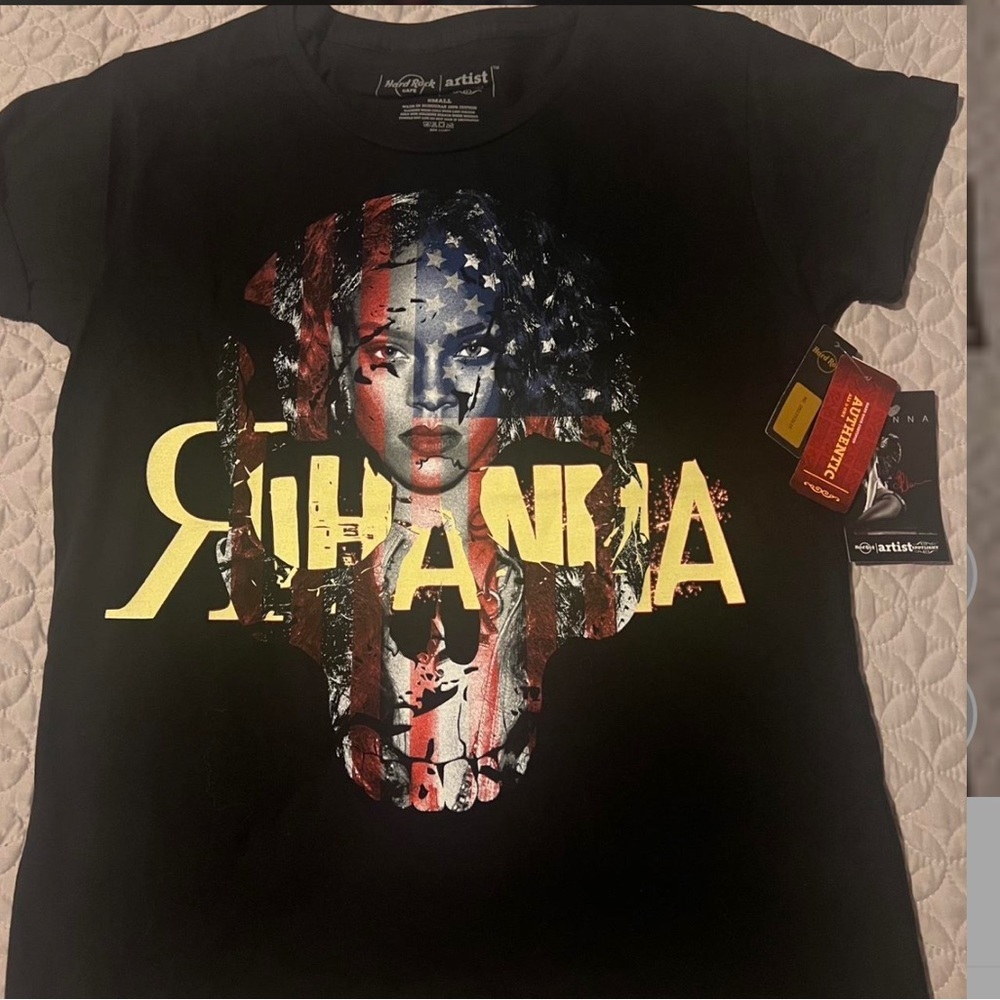 Rihanna Women's Hard Rock Cafe NY Artist spotlight Black T-Shirt S USA WIMSYGOTH - Picture 2 of 6